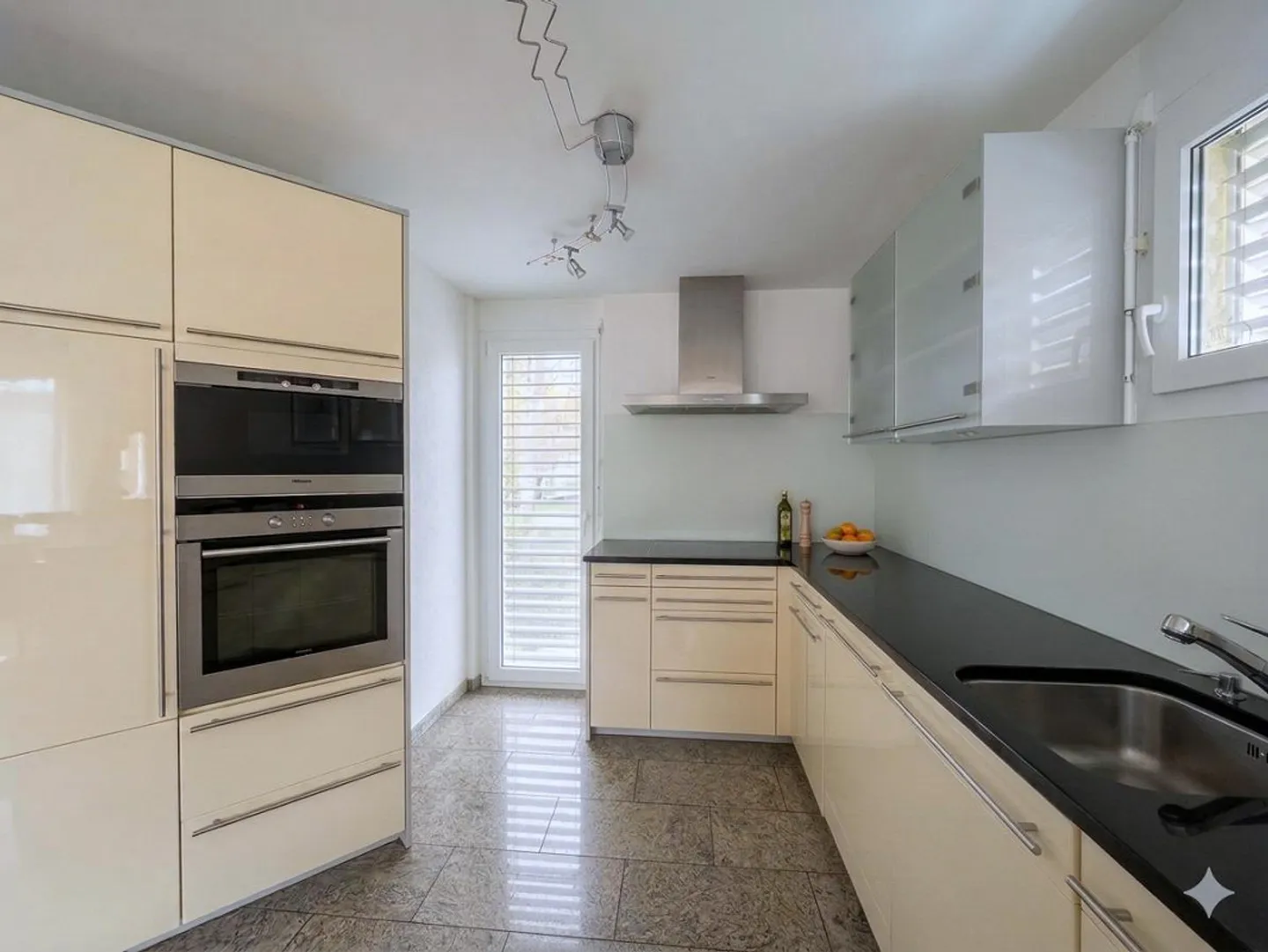 Detached Single-Family House for Rent - Photo 5 of 16