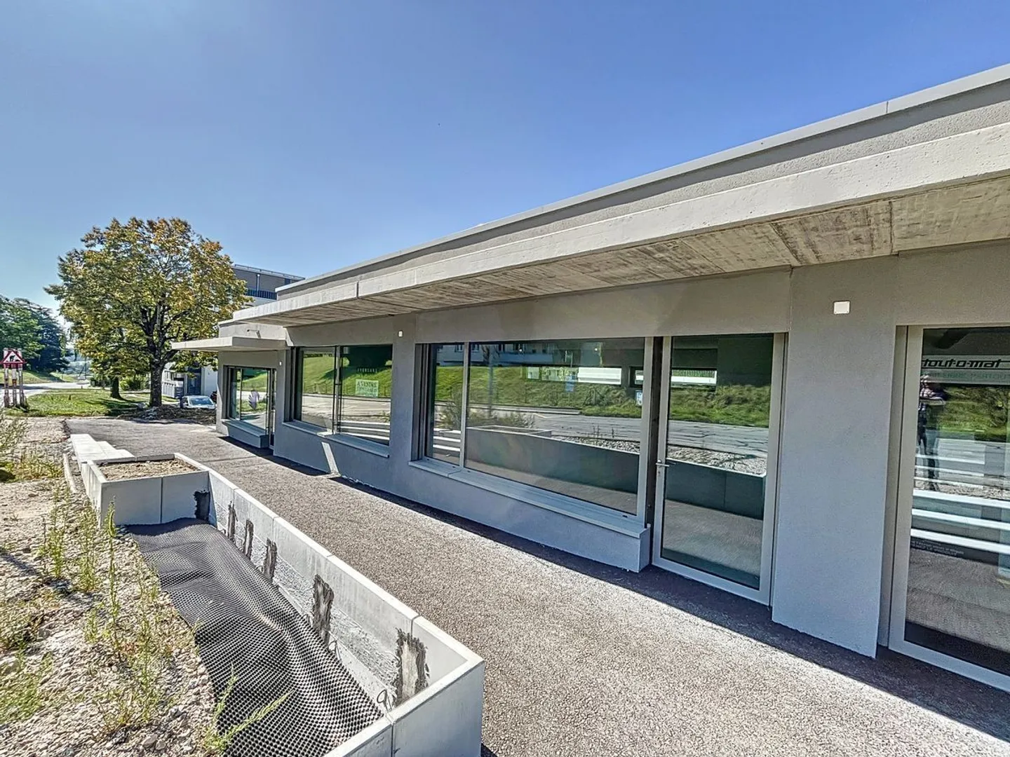 Premises with 95m2 commercial space + 40m2 storage - Photo 1 of 7