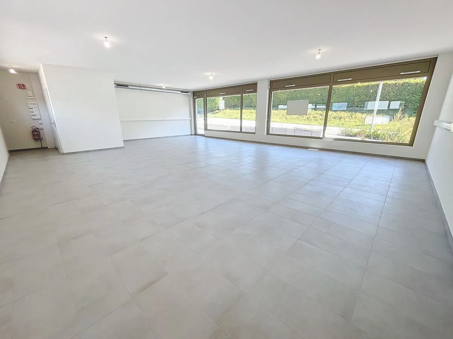 Premises with 95m2 commercial space + 40m2 storage - Photo 2 of 7