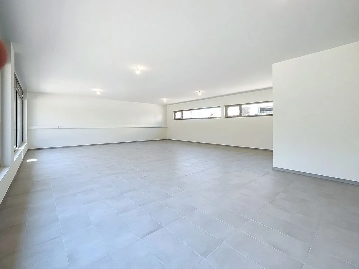 Premises with 95m2 commercial space + 40m2 storage - Photo 3 of 7