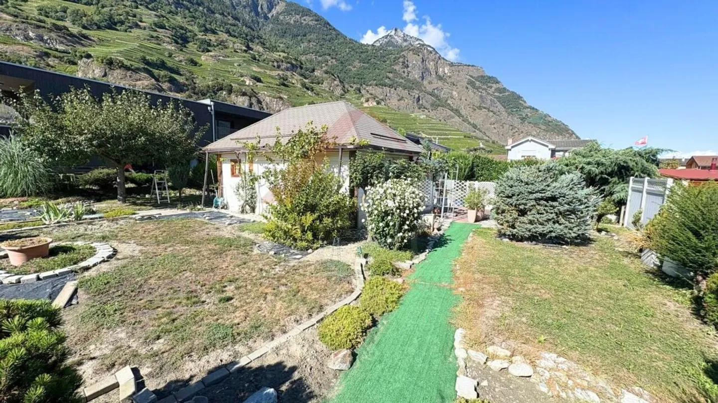 Building plot of 742 m² ideally located in Fully - quiet surroundings and rarity on the market - Photo 2 of 4