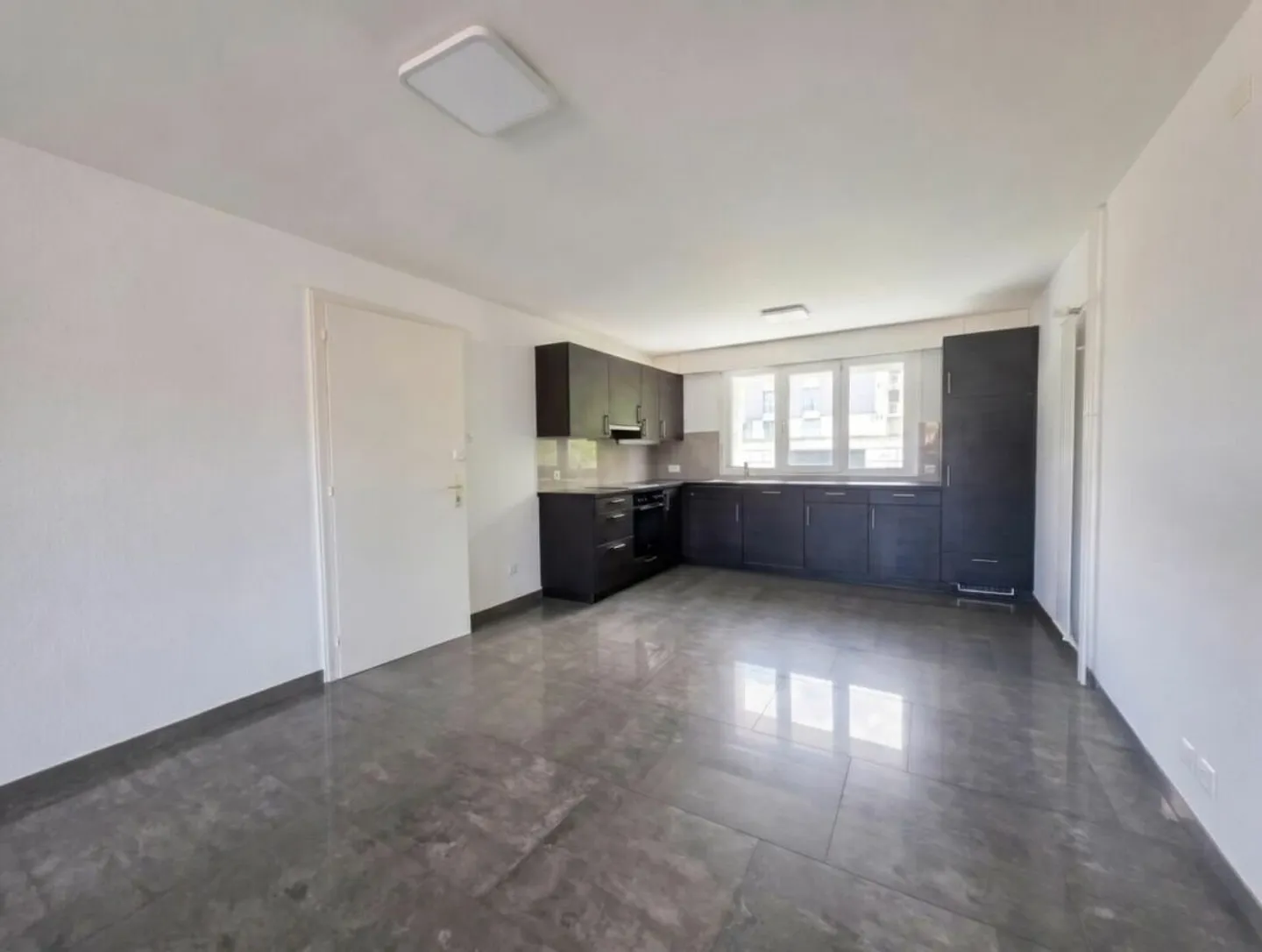 Herzstück: Wunderschöne 3,5-Zimmer-Wohnung komplett renoviert mit Blick auf die Stadt - Foto 1 von 7
