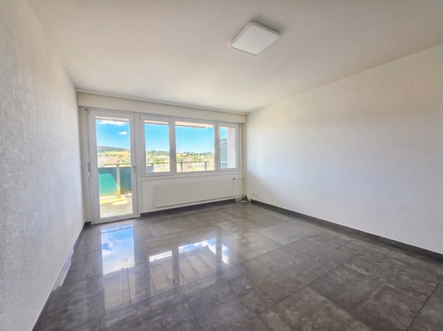 Herzstück: Wunderschöne 3,5-Zimmer-Wohnung komplett renoviert mit Blick auf die Stadt - Foto 2 von 7
