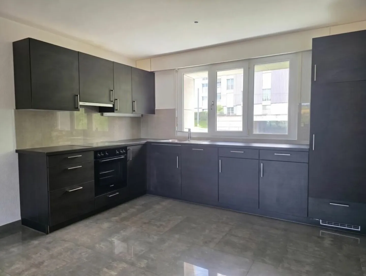 Herzstück: Wunderschöne 3,5-Zimmer-Wohnung komplett renoviert mit Blick auf die Stadt - Foto 3 von 7