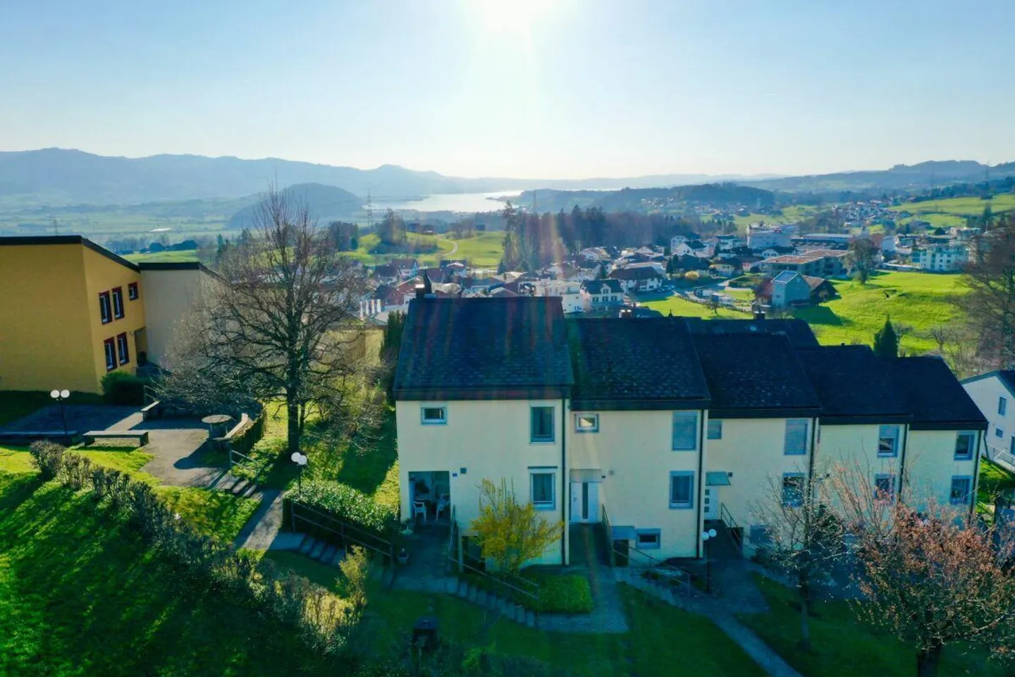 Leben mit Weitsicht - stilvolles Reiheneinfamilienhaus über dem Zür... - Foto 1 von 11