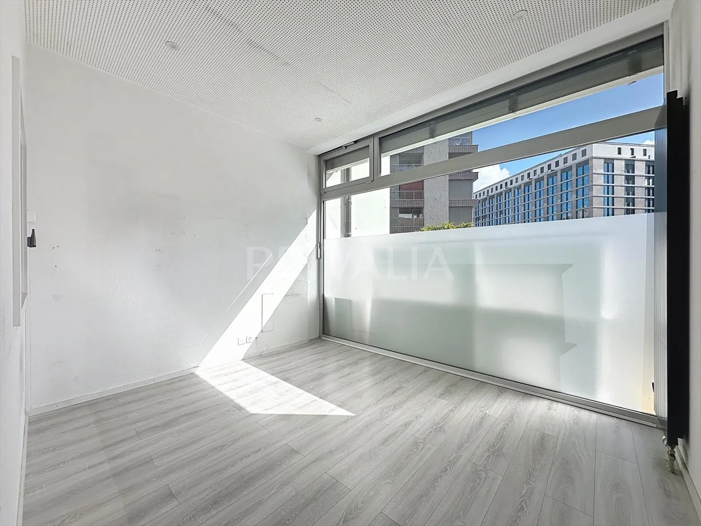 Nouvelle opportunité : Arcade traversante, emplacement stratégique ! - Photo 3 sur 7