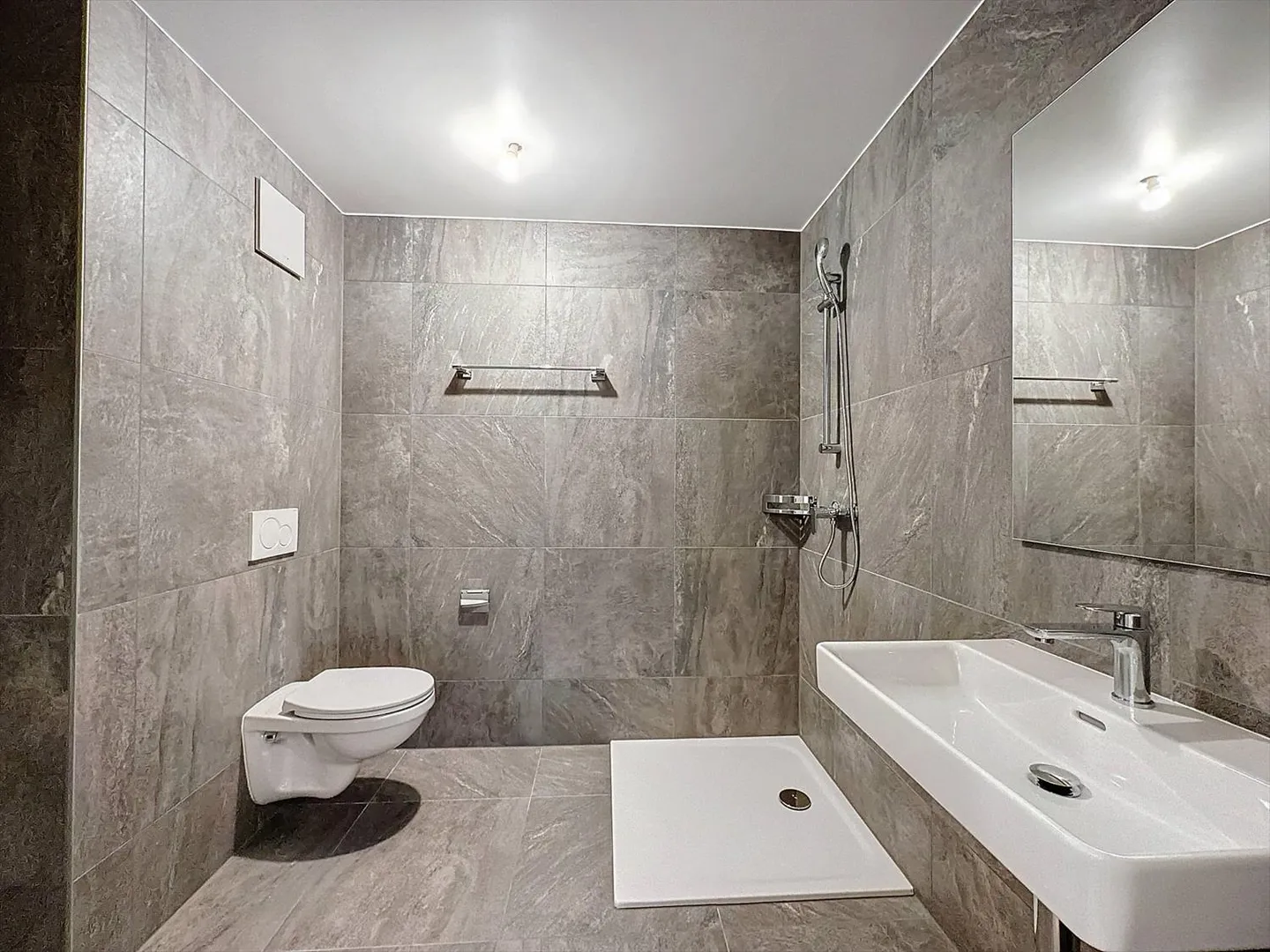 Appartement spacieux de 4,5 pièces "NOUVEAU" au rez-de-chaussée - Photo 3 sur 7