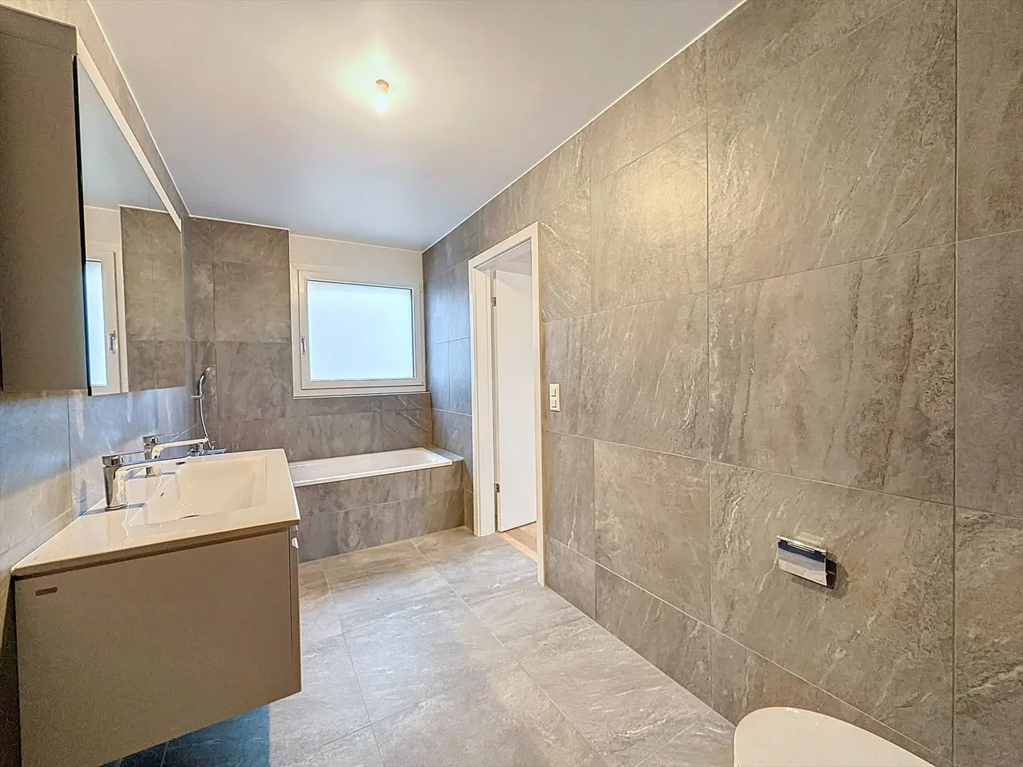 Appartement spacieux de 4,5 pièces "NOUVEAU" au rez-de-chaussée - Photo 4 sur 7