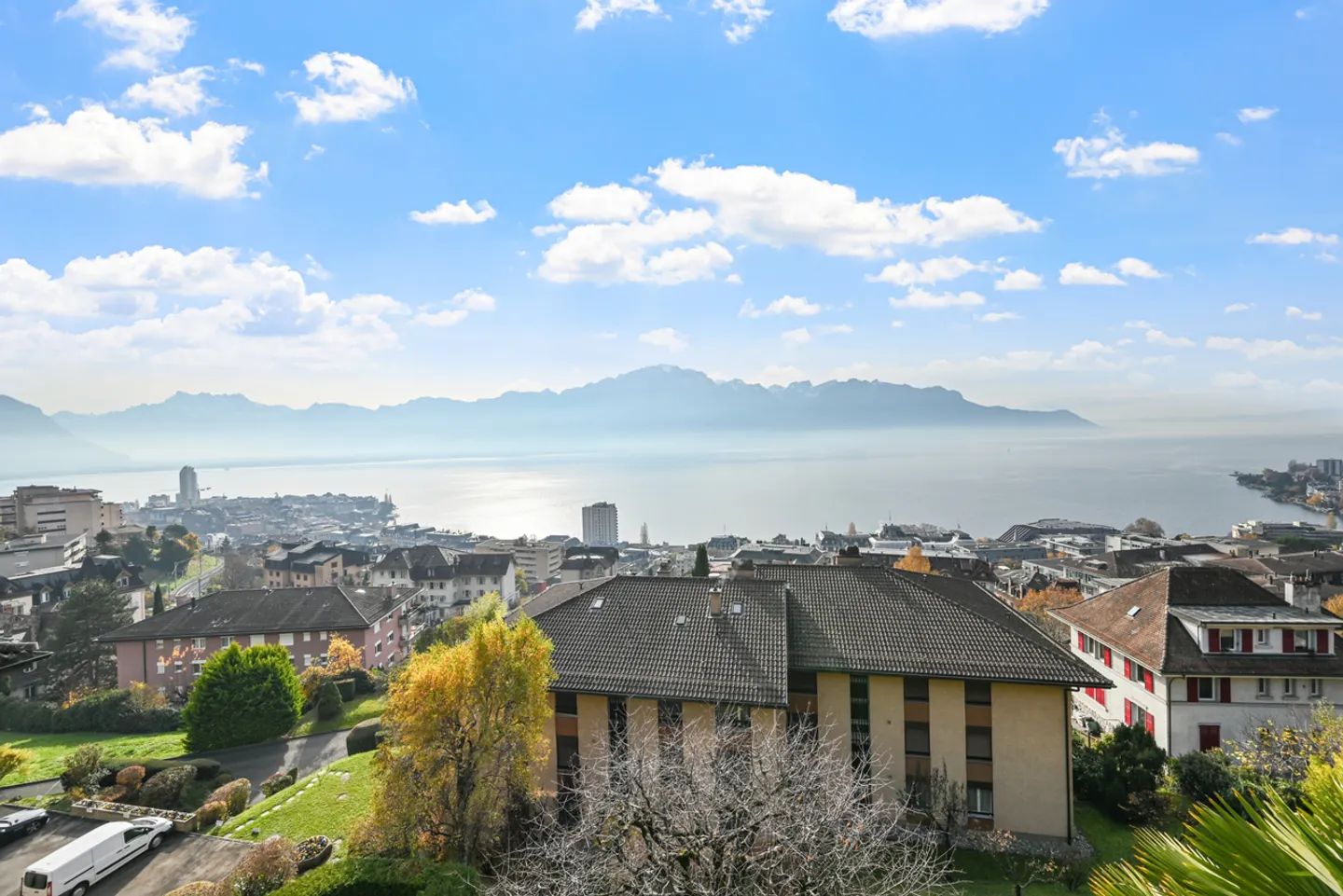 MONTREUX - GERÄUMIGE 4.5 ZIMMER MIT UNVERBAUBAREM BLICK - Foto 1 von 11