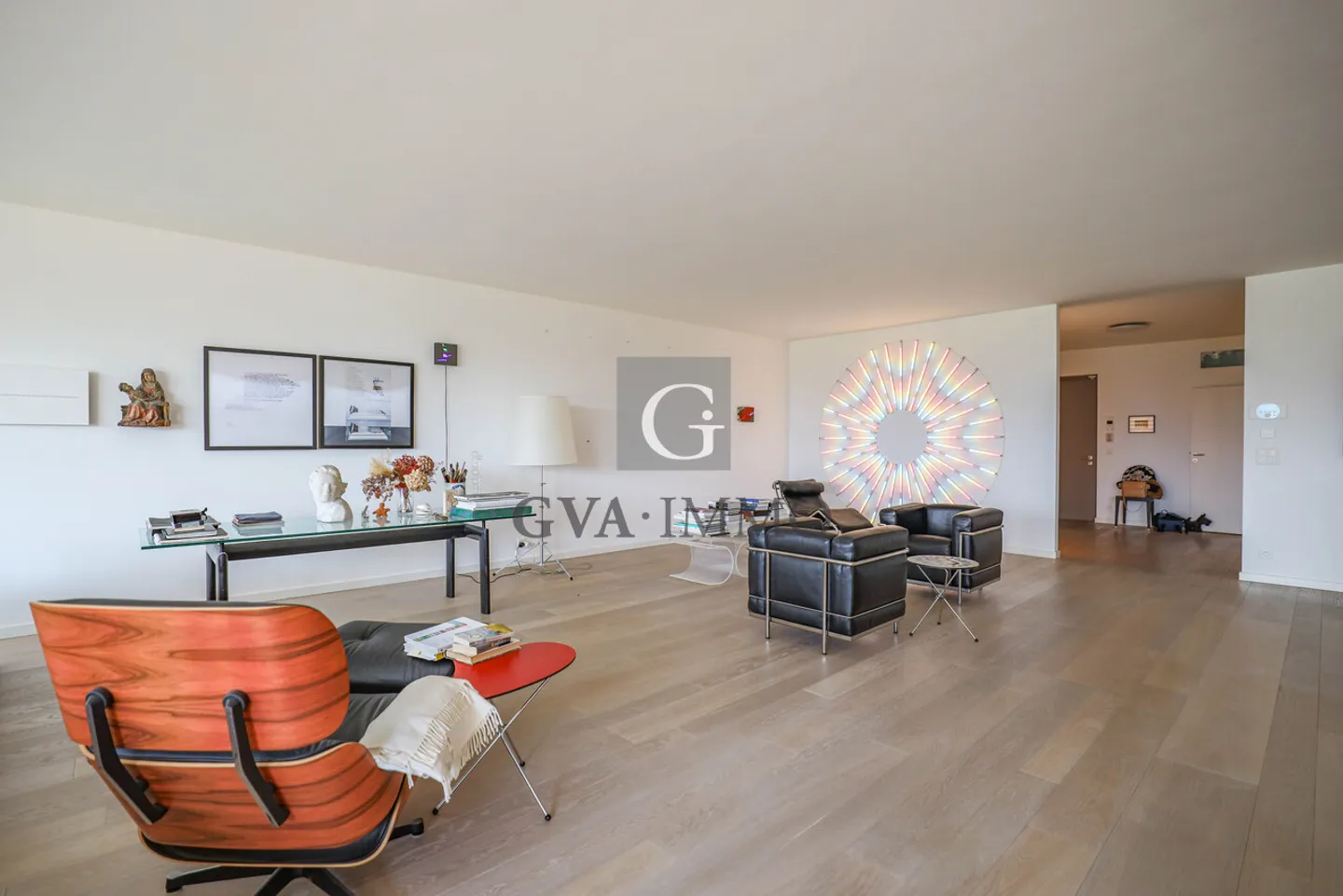 Luxury Apartment with Lake View - Photo 3 of 7