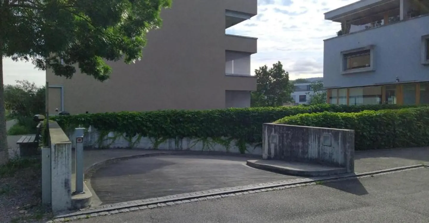 Place de moto dans un garage moderne - Photo 2 sur 2