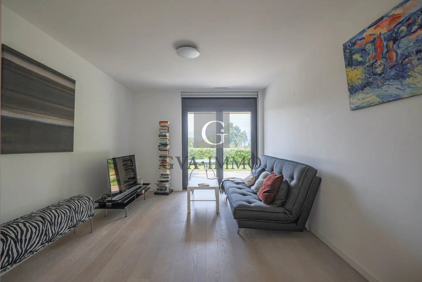 Luxury Apartment with Lake View - Photo 6 of 7