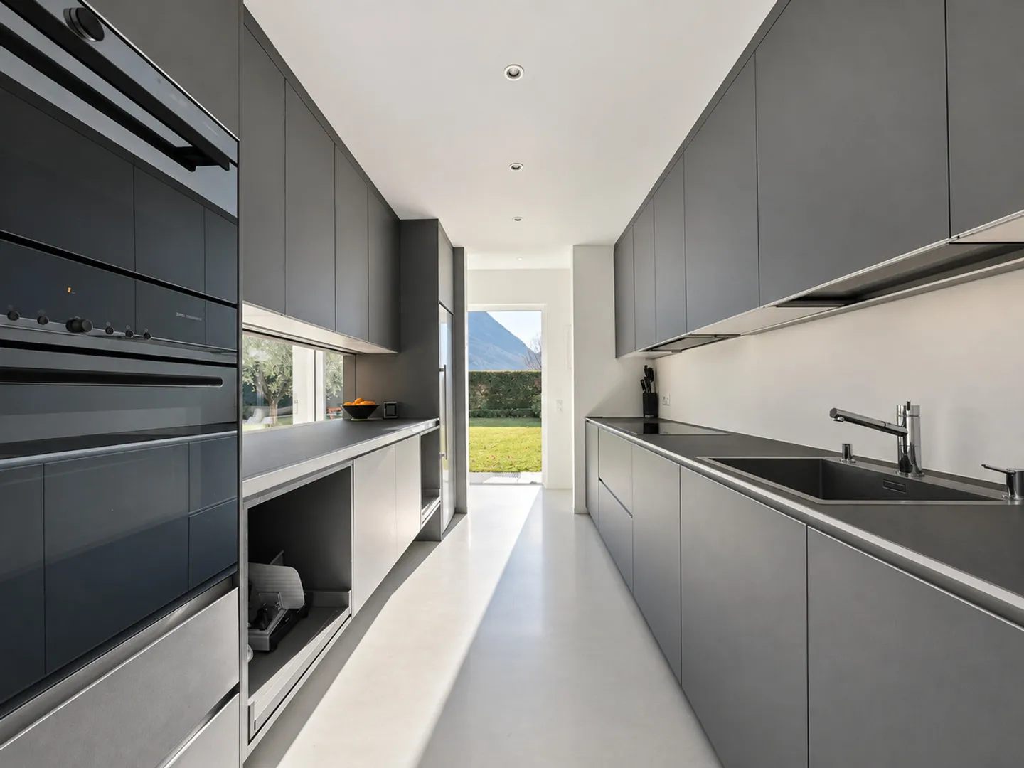 Lugano, Dino: Modern villa with garden, terraces and open view - Photo 5 of 16