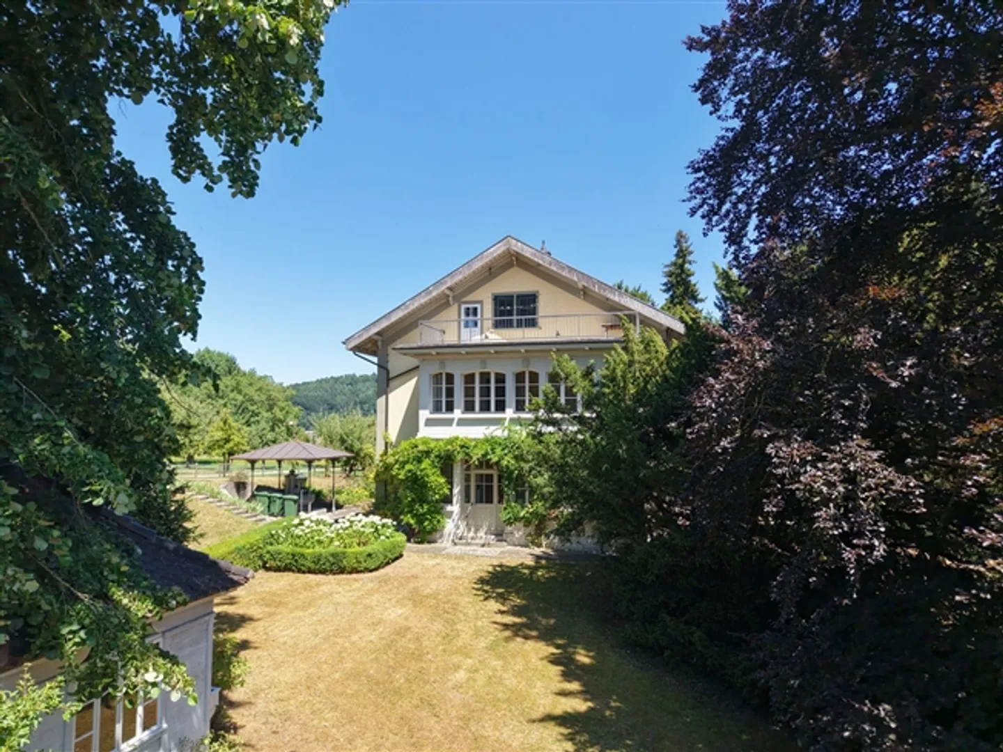 «"Historische Baukunst an allerbester Lage mit traumhafter Aussicht ins Emmental und auf die Alpen"» - Foto 3 von 16