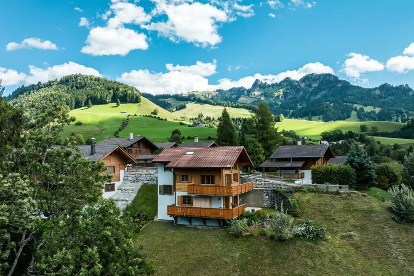 Unübertroffene Lage in Charmey: Ruhe, Panoramablick und Sonne - Foto 2 von 12