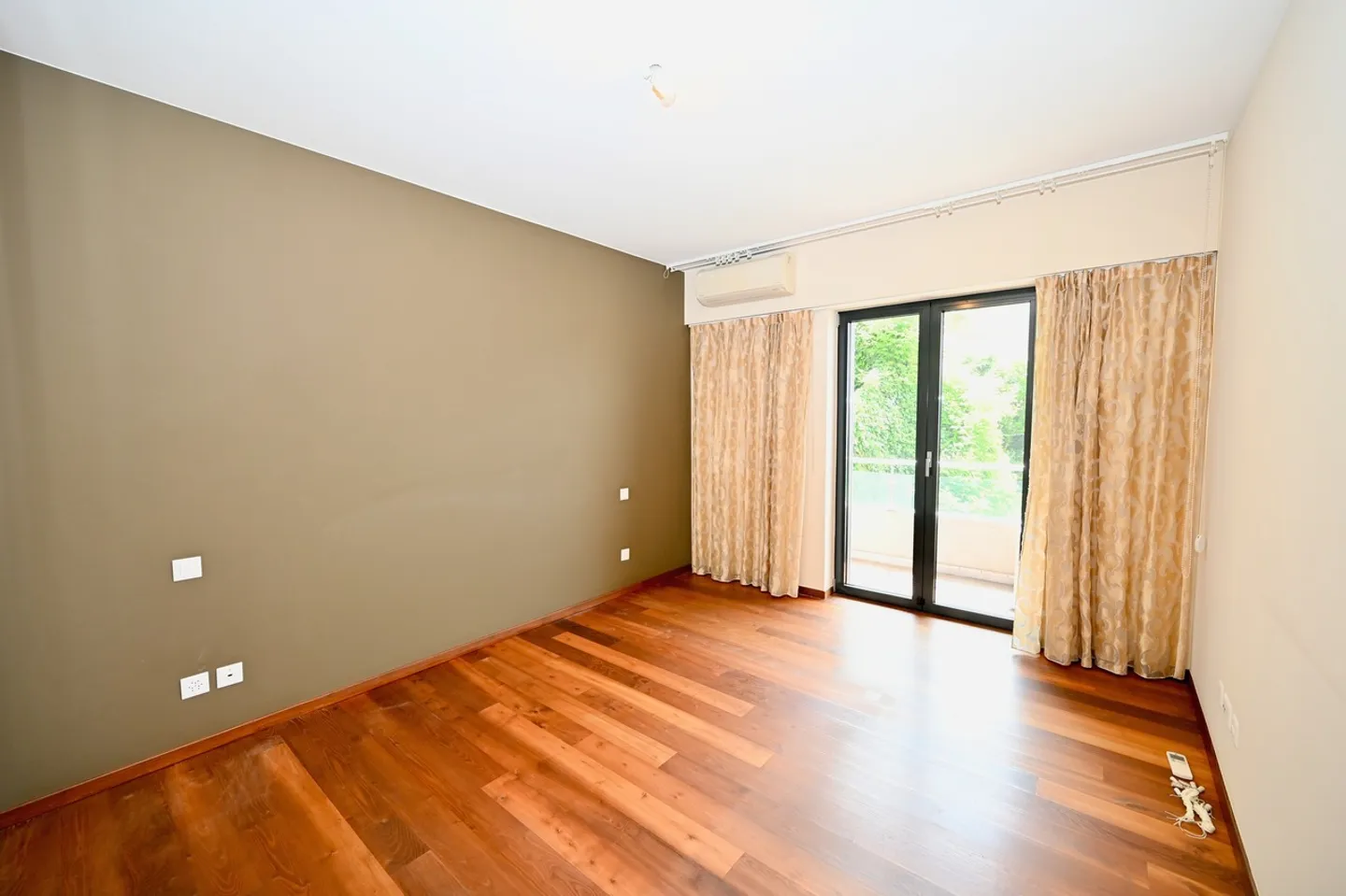 Modern Apartment with Terrace and Breathtaking Lake View - Photo 9 of 18