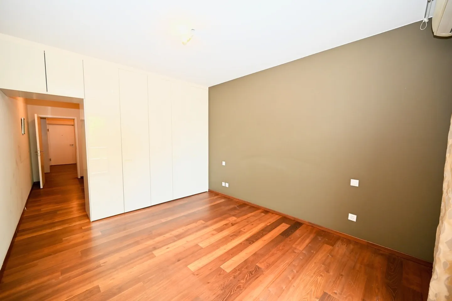 Modern Apartment with Terrace and Breathtaking Lake View - Photo 10 of 18