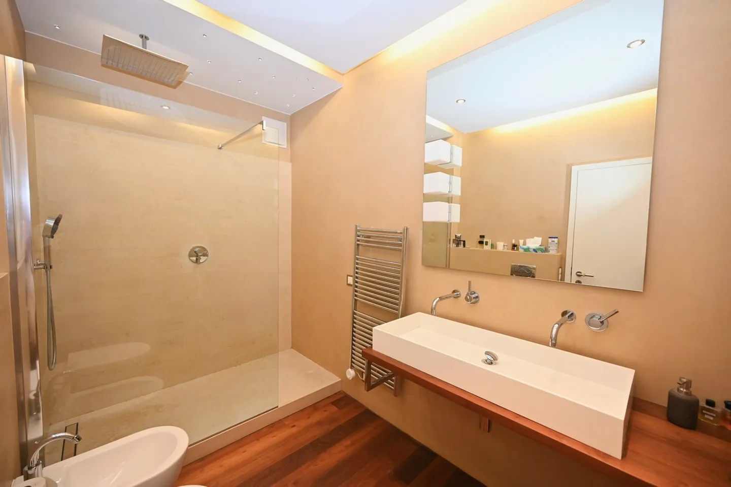 Modern Apartment with Terrace and Breathtaking Lake View - Photo 11 of 18