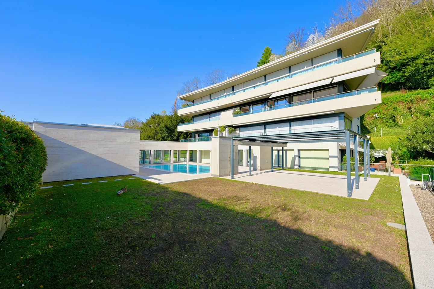 Modern Apartment with Terrace and Breathtaking Lake View - Photo 17 of 18