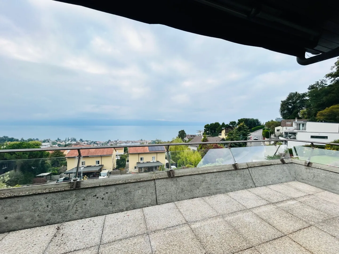 The Conversion - Duplex Apartment with Grand View of the Lake and the Alps, Opposite EVIAN - Photo 3 of 10