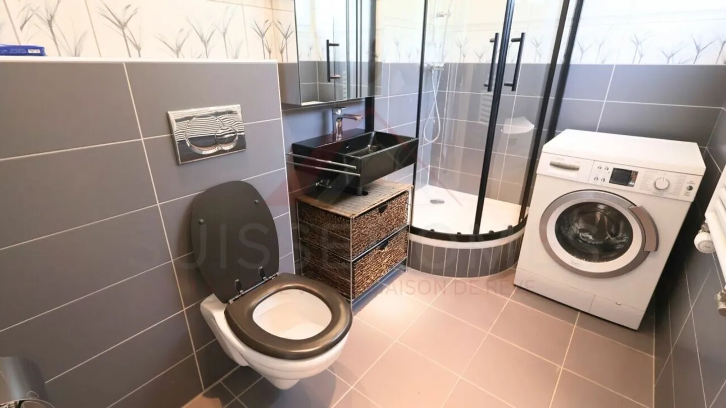 Saint-Imier : Appartement rénové et lumineux de 3,5 pièces avec vue dégagée - Photo 8 sur 9
