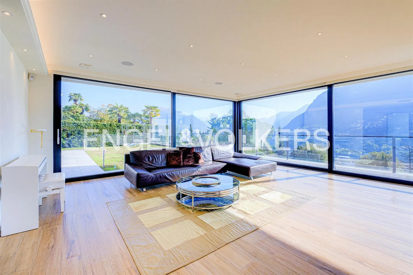 Spectacular villa with swimming pool and lake view - Photo 1 of 13