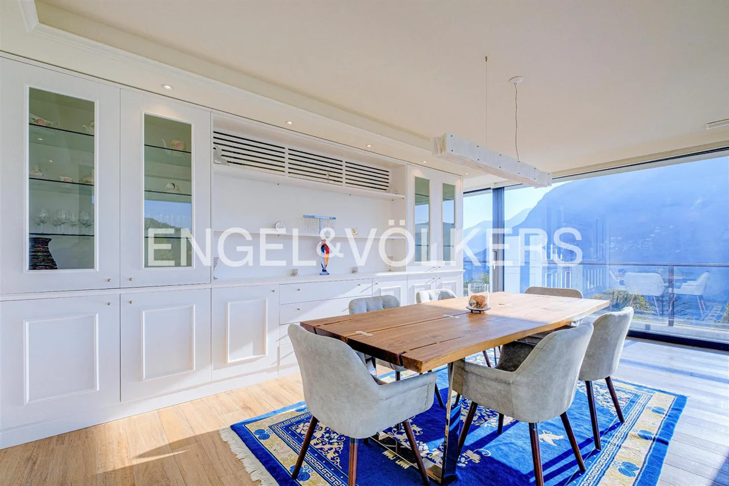 Spectacular villa with swimming pool and lake view - Photo 4 of 13