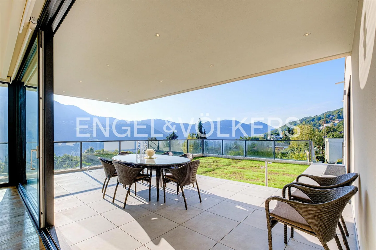 Spectacular villa with swimming pool and lake view - Photo 5 of 13