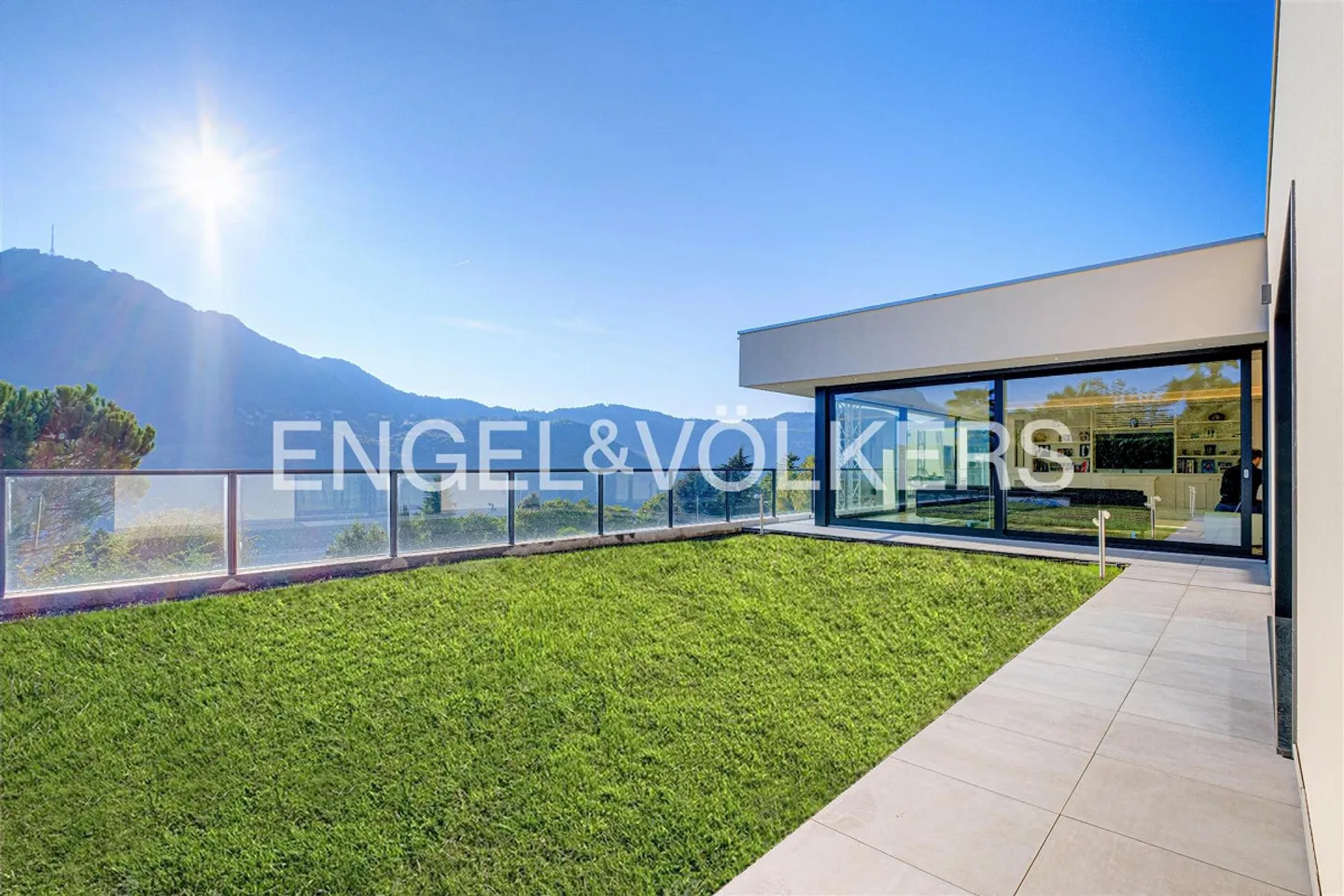 Spectacular villa with swimming pool and lake view - Photo 2 of 13