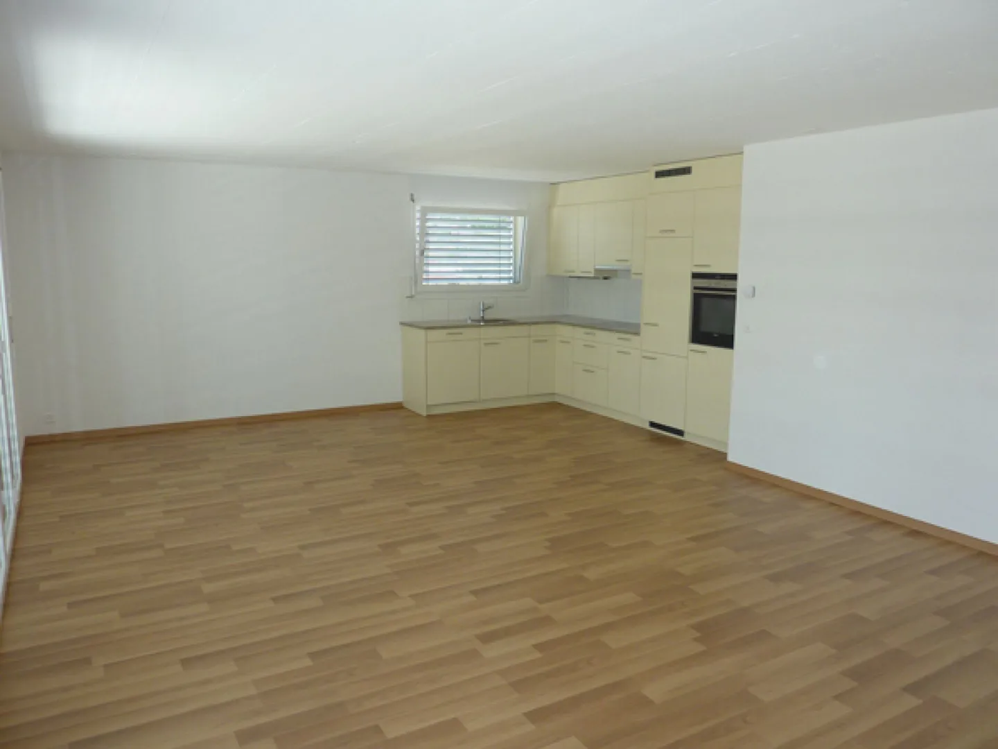 Modernes Apartment mit Balkon - Foto 2 von 10