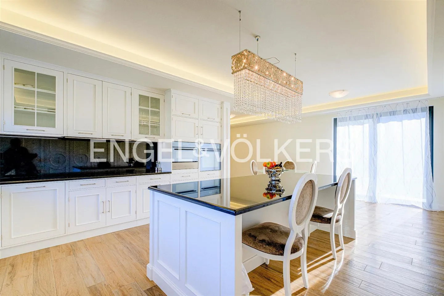 Spectacular villa with swimming pool and lake view - Photo 6 of 13