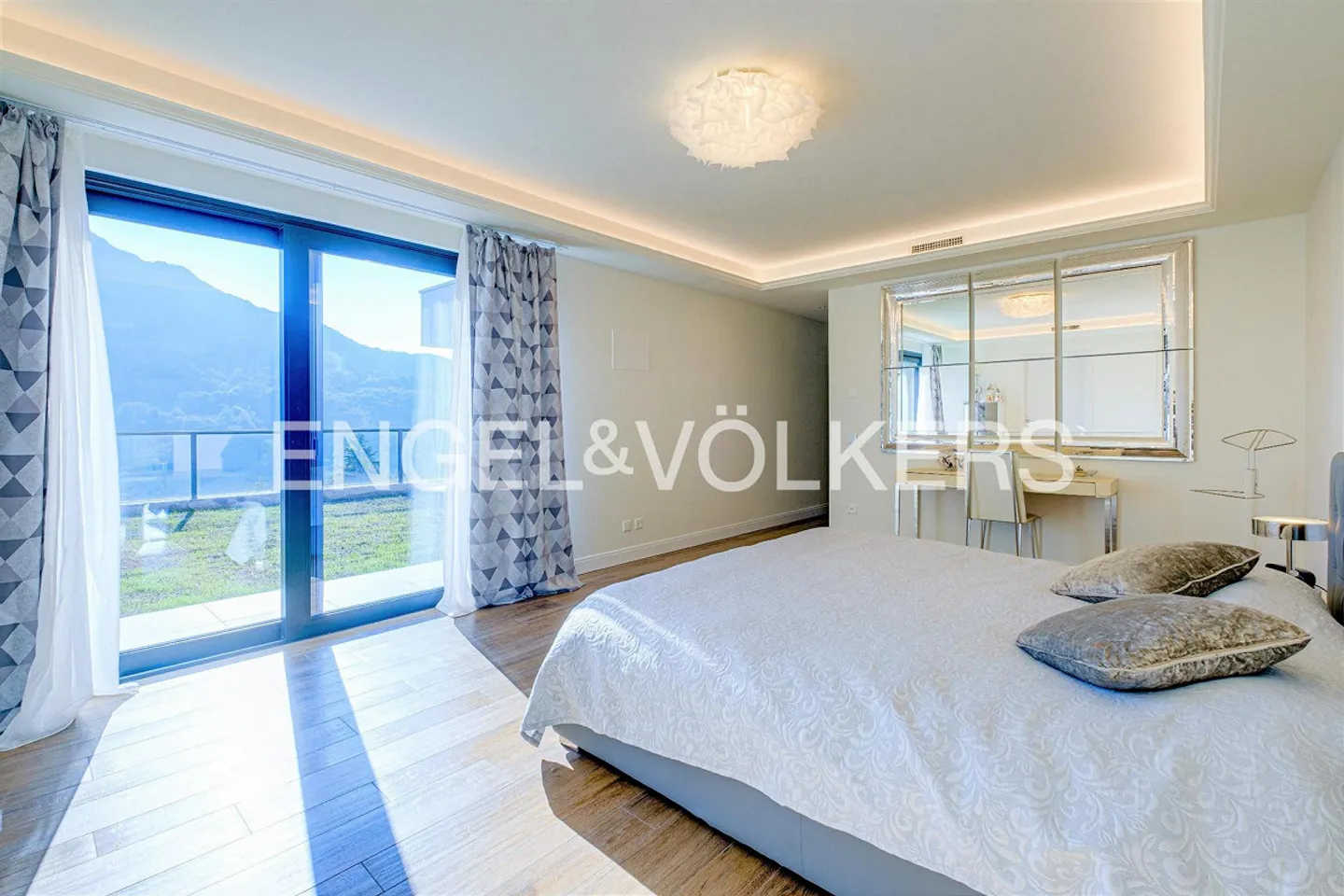 Spectacular villa with swimming pool and lake view - Photo 7 of 13