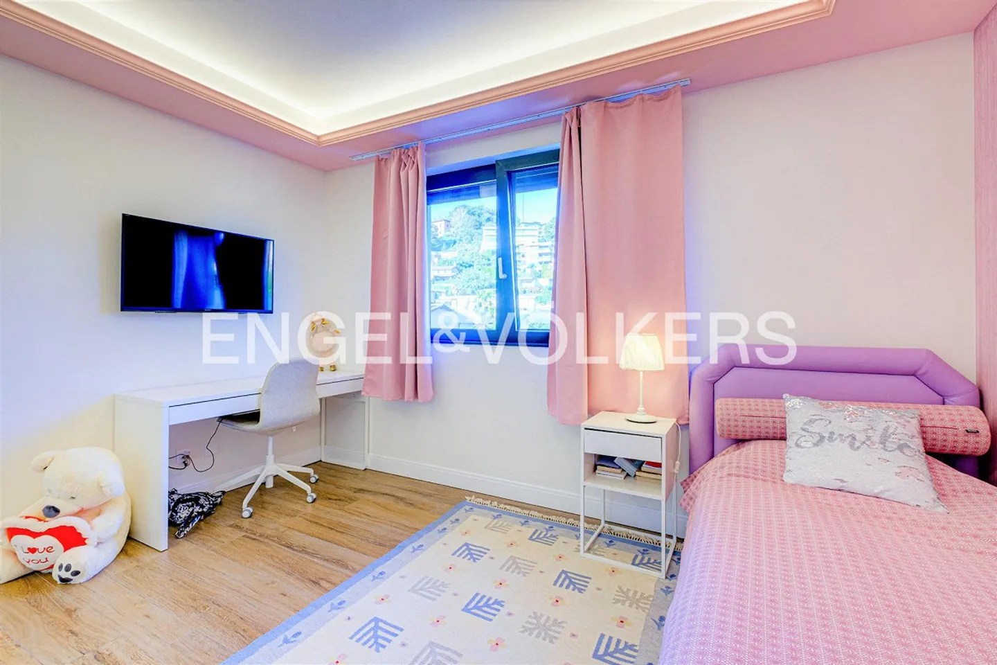 Spectacular villa with swimming pool and lake view - Photo 8 of 13