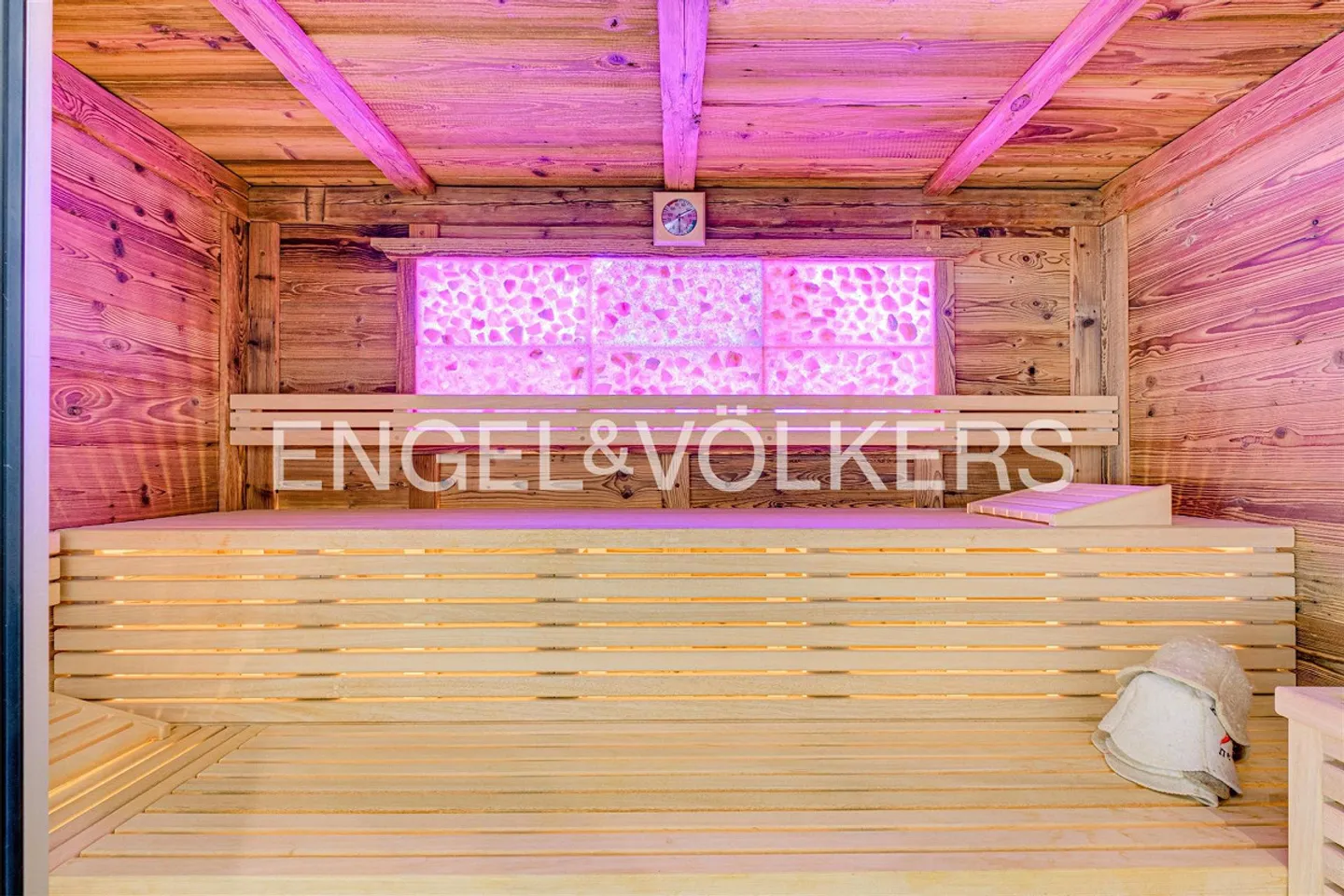 Spectacular villa with swimming pool and lake view - Photo 12 of 13