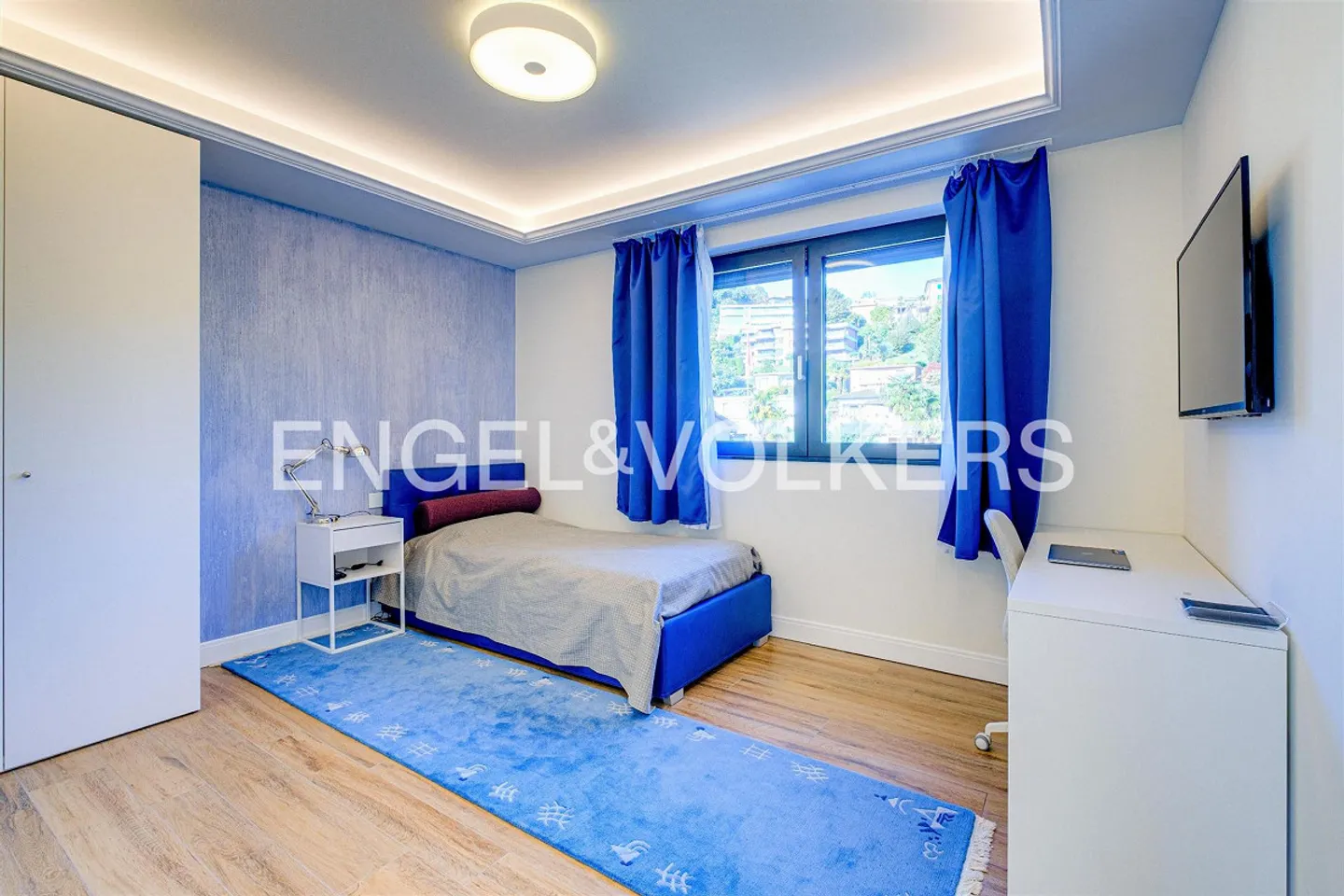 Spectacular villa with swimming pool and lake view - Photo 9 of 13