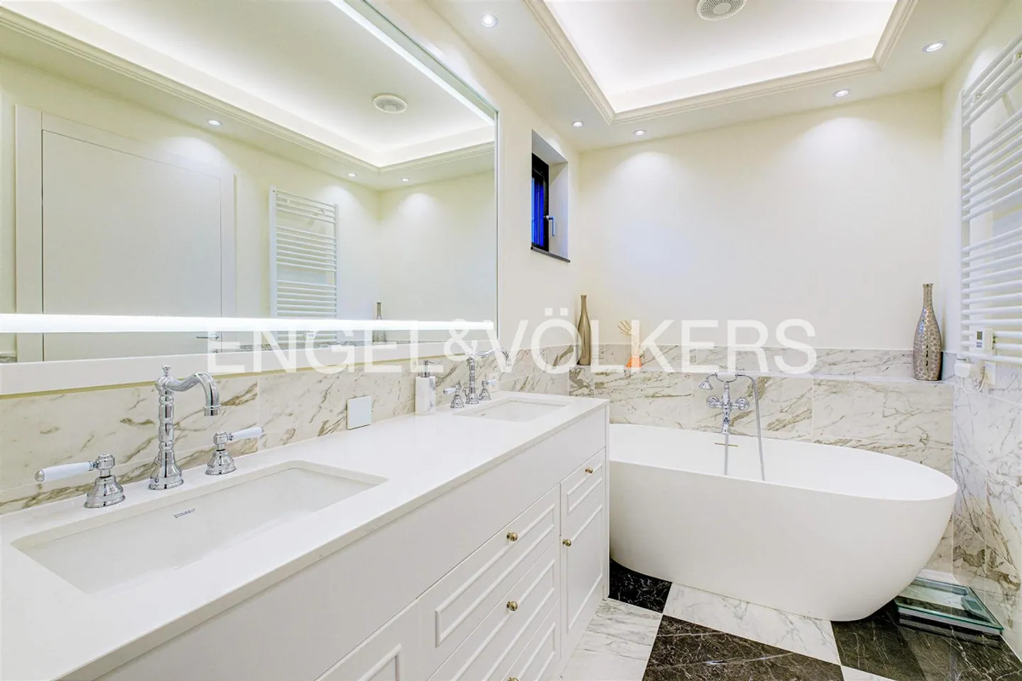 Spectacular villa with swimming pool and lake view - Photo 10 of 13