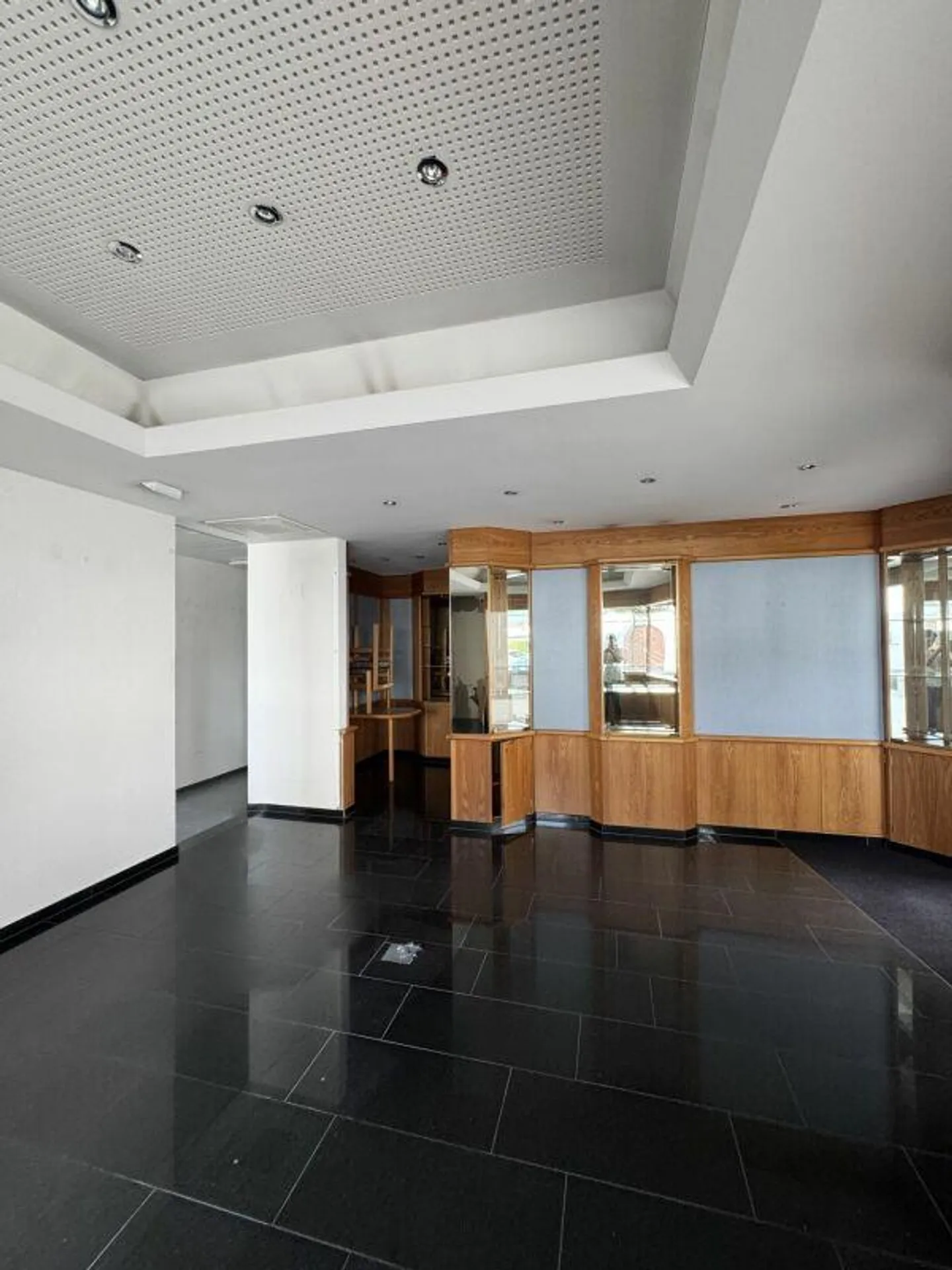 Spazio commerciale centralmente situato - ideale per le tue idee! - Foto 3 di 8