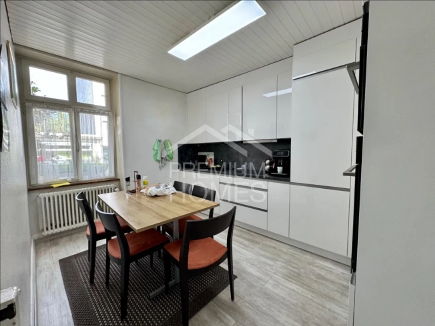 Casa multifamiliare centralmente situata per investitori! - Foto 2 di 4