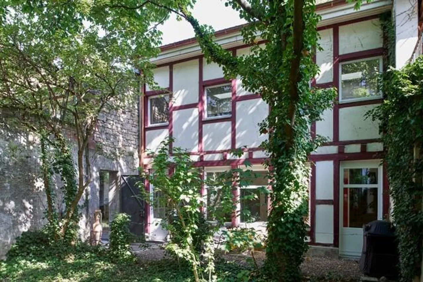APPARTAMENTO MODERNO DI 2,5 STANZE CON AREA SEDUTA IN GIARDINO NEL CORTILE - Foto 1 di 10