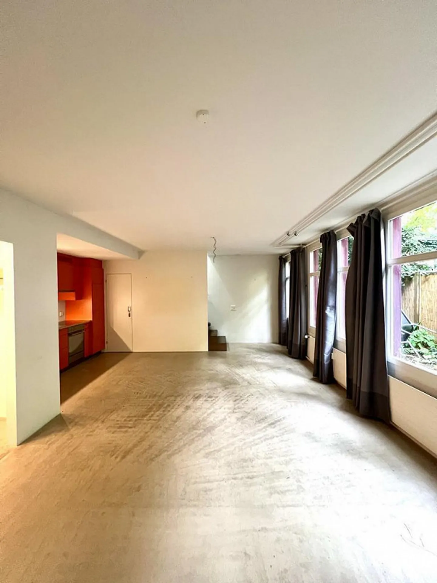 APPARTAMENTO MODERNO DI 2,5 STANZE CON AREA SEDUTA IN GIARDINO NEL CORTILE - Foto 2 di 10