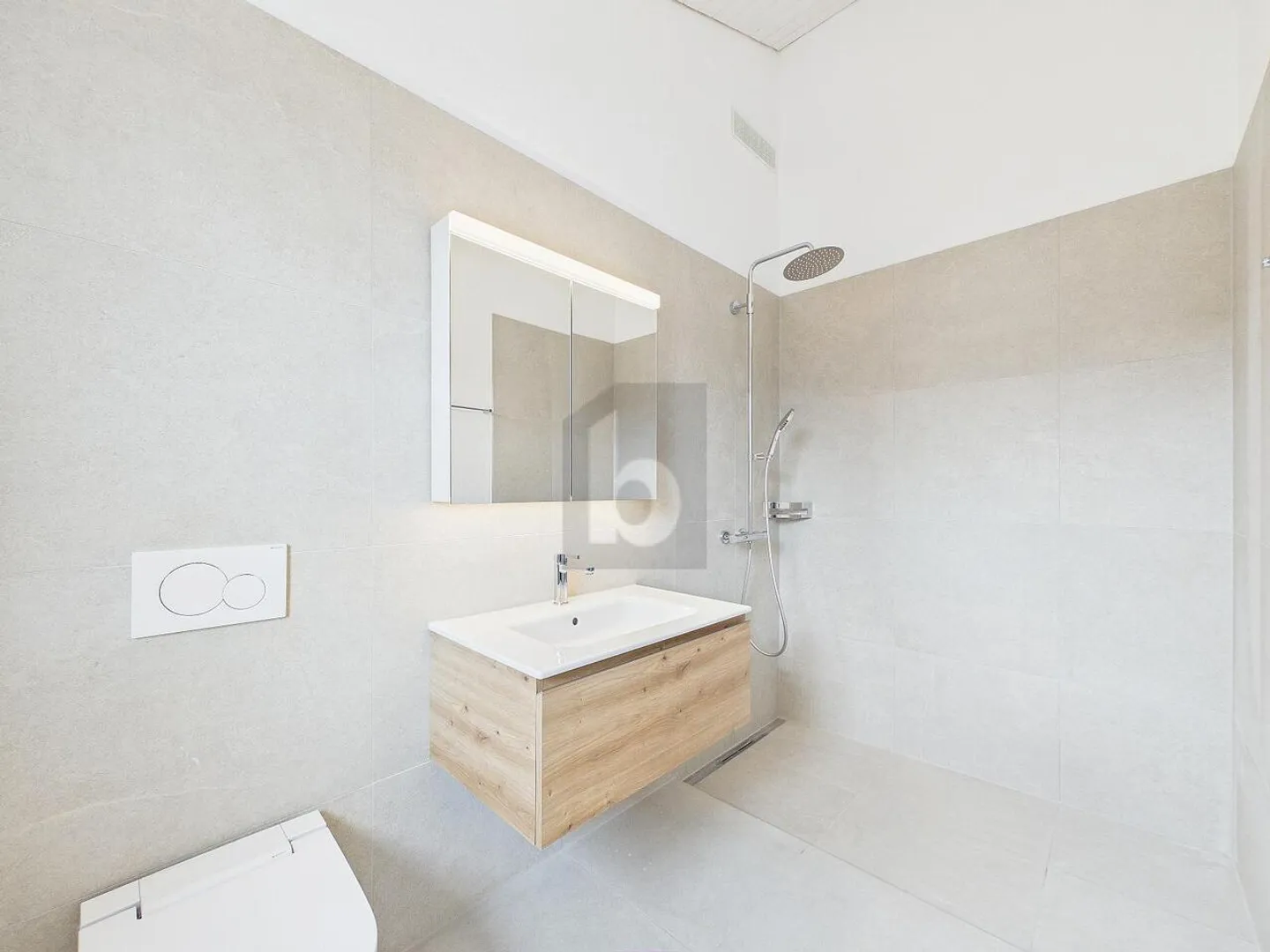 SPACIOUS, HIGH-QUALITY & QUIETLY LOCATED - Photo 3 of 6