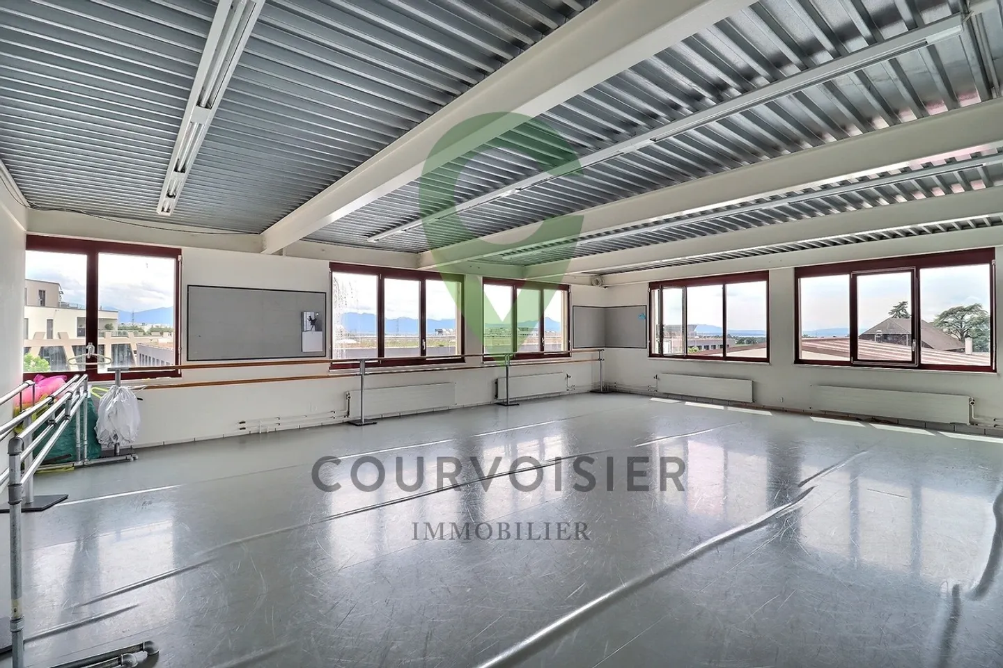 Bright, modular space perfect for a co-working area - Photo 7 of 13