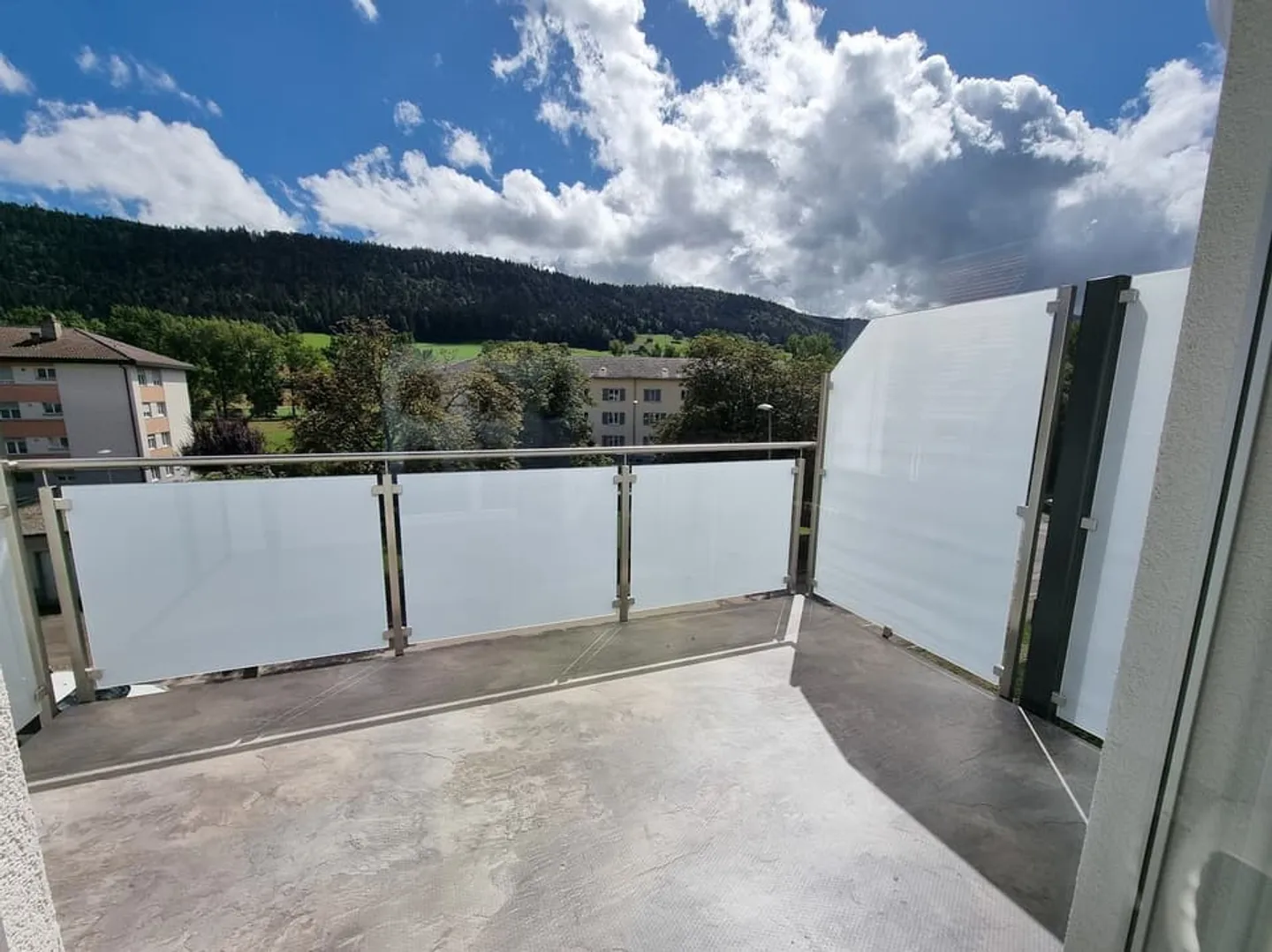 Beautiful renovated 3-room apartment with large balcony and share in common garden - Photo 3 of 7