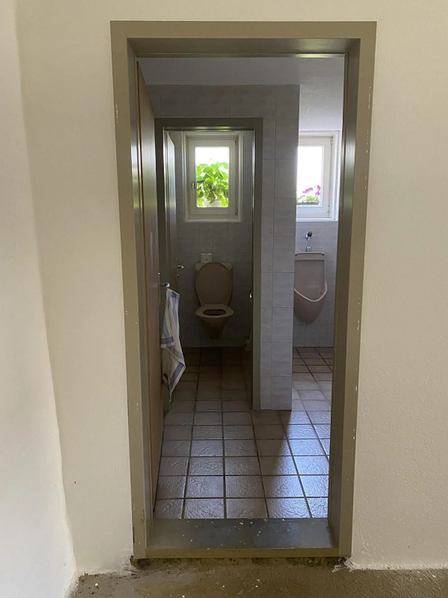 Large hobby room with toilets - Photo 5 of 10