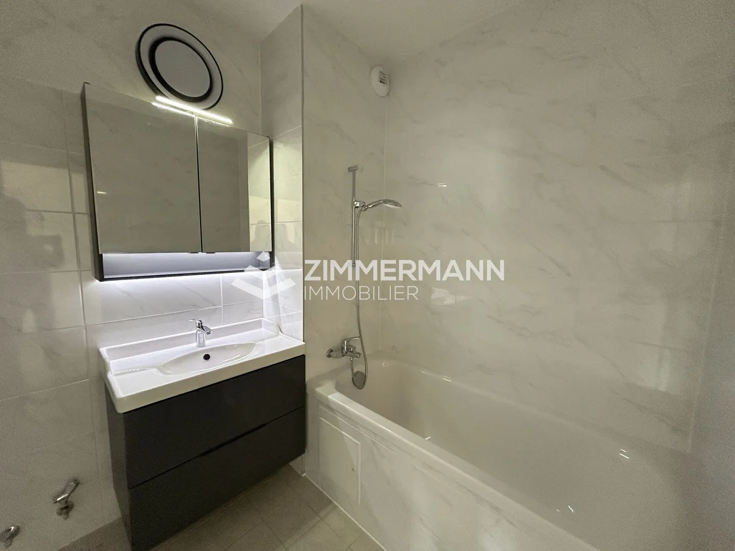 Spacieux 5 pièces en étage élevé avec balcon à Meyrin - Photo 5 sur 8