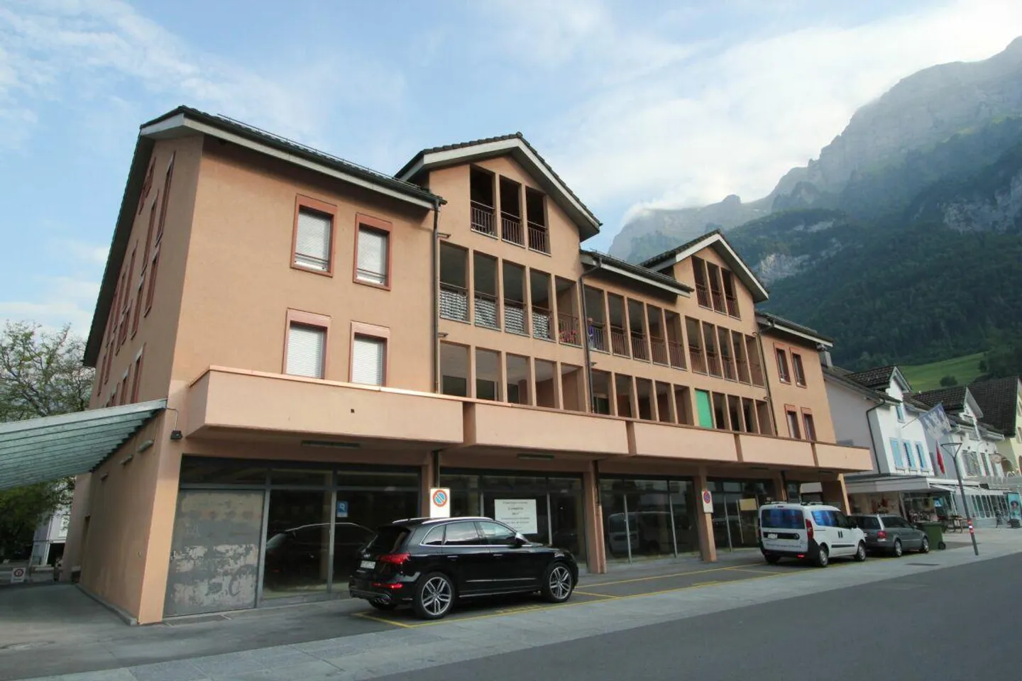 Modern 3.5-room apartment in the heart of Walenstadt - Photo 1 of 9