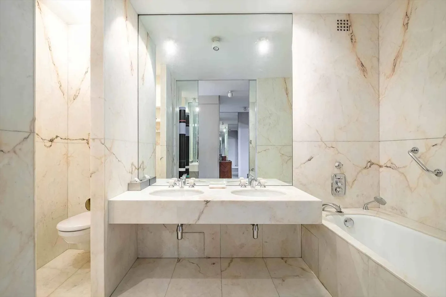 Exclusive! 5-room apartment with stunning views - Photo 9 of 11