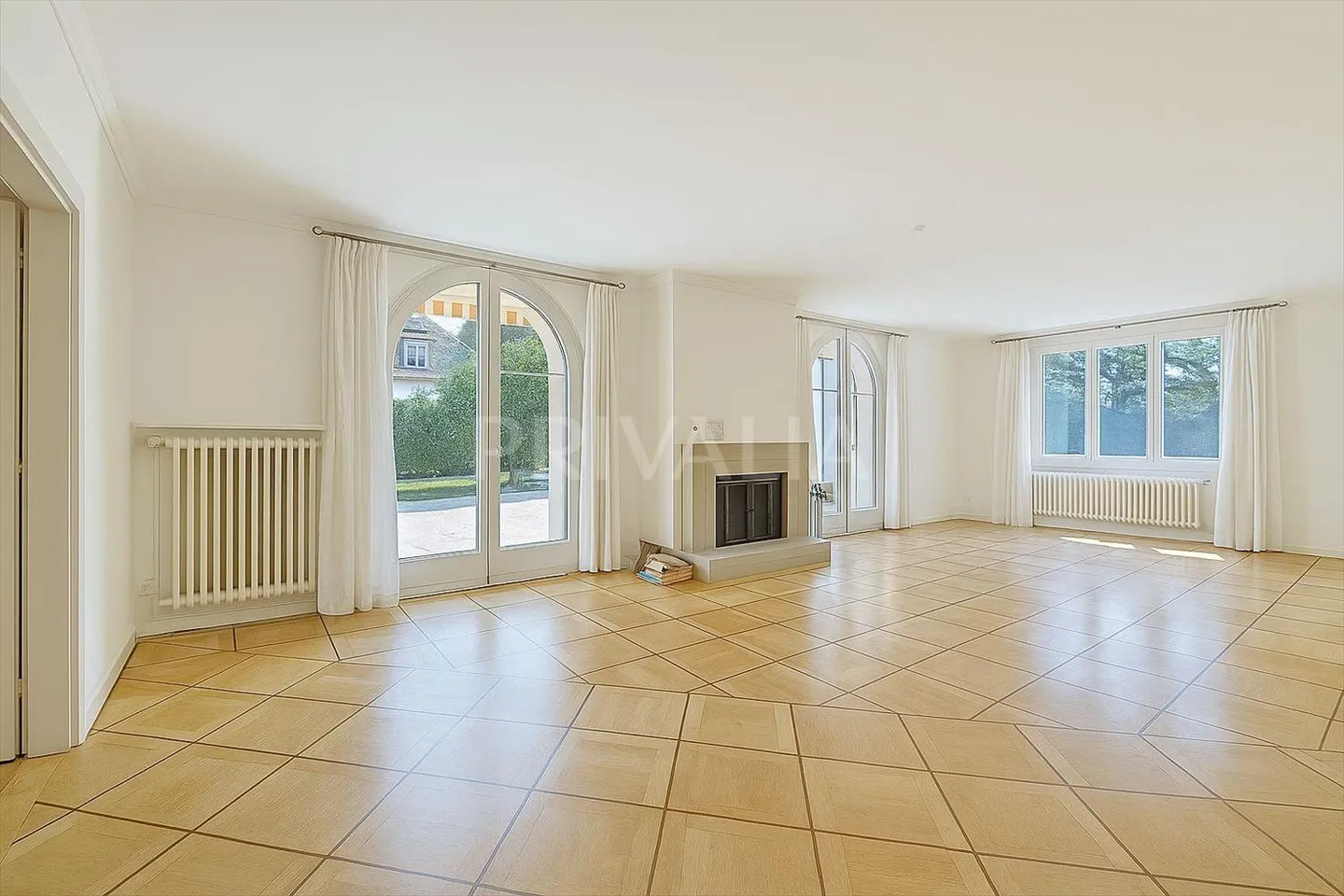 Bungalow individuel charmant avec piscine dans un environnement calme et verdoyant - Photo 3 sur 13