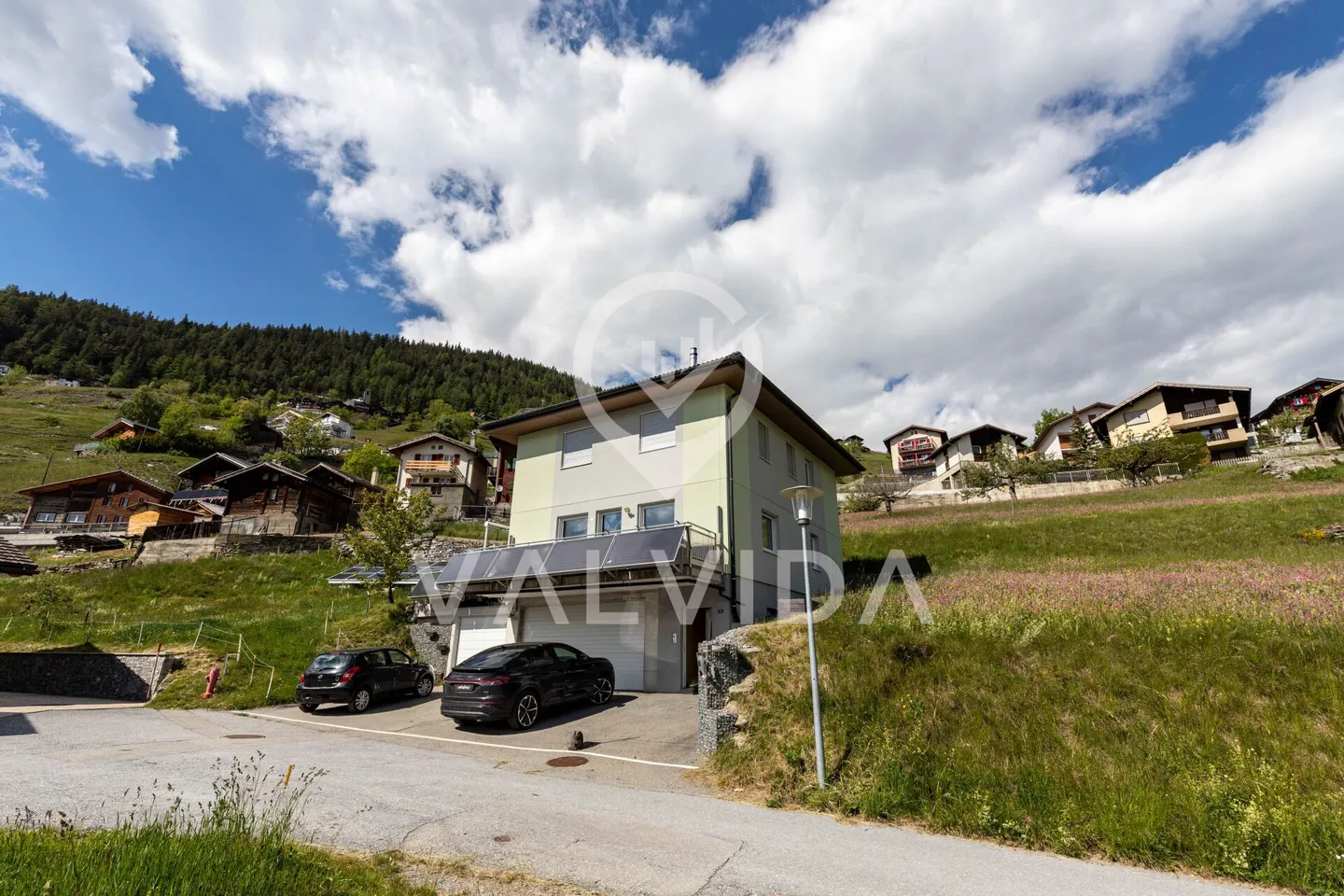 Ampia casa unifamiliare con fascino, vista panoramica e posizione soleggiata a Guttet-Feschel - Foto 2 di 26