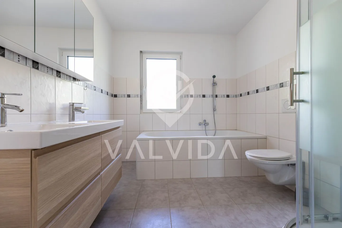 Ampia casa unifamiliare con fascino, vista panoramica e posizione soleggiata a Guttet-Feschel - Foto 9 di 26